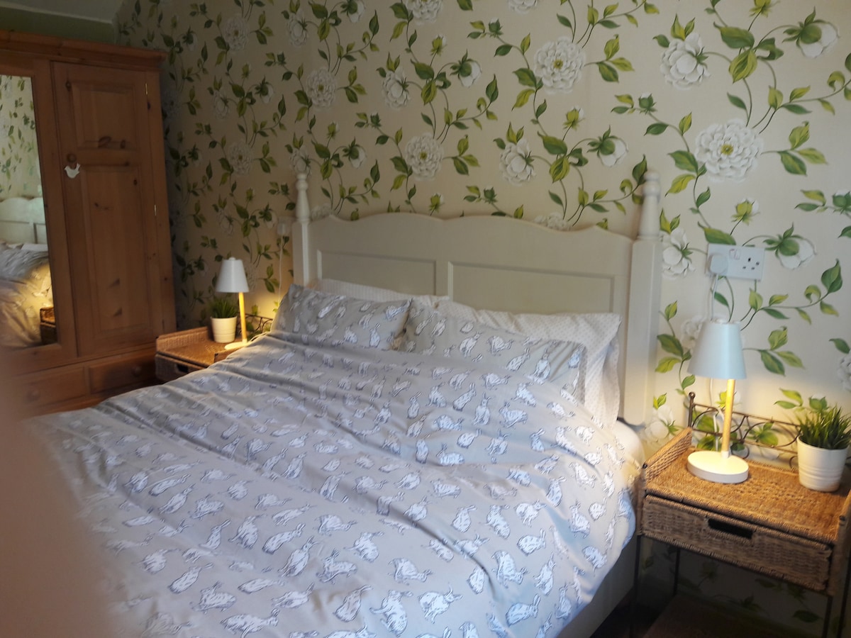 加大双人床、大衣柜和通风橱柜储物空间