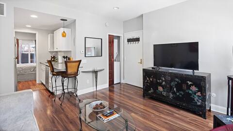 Central, Clean 1BR Next to Magic Garden Murals