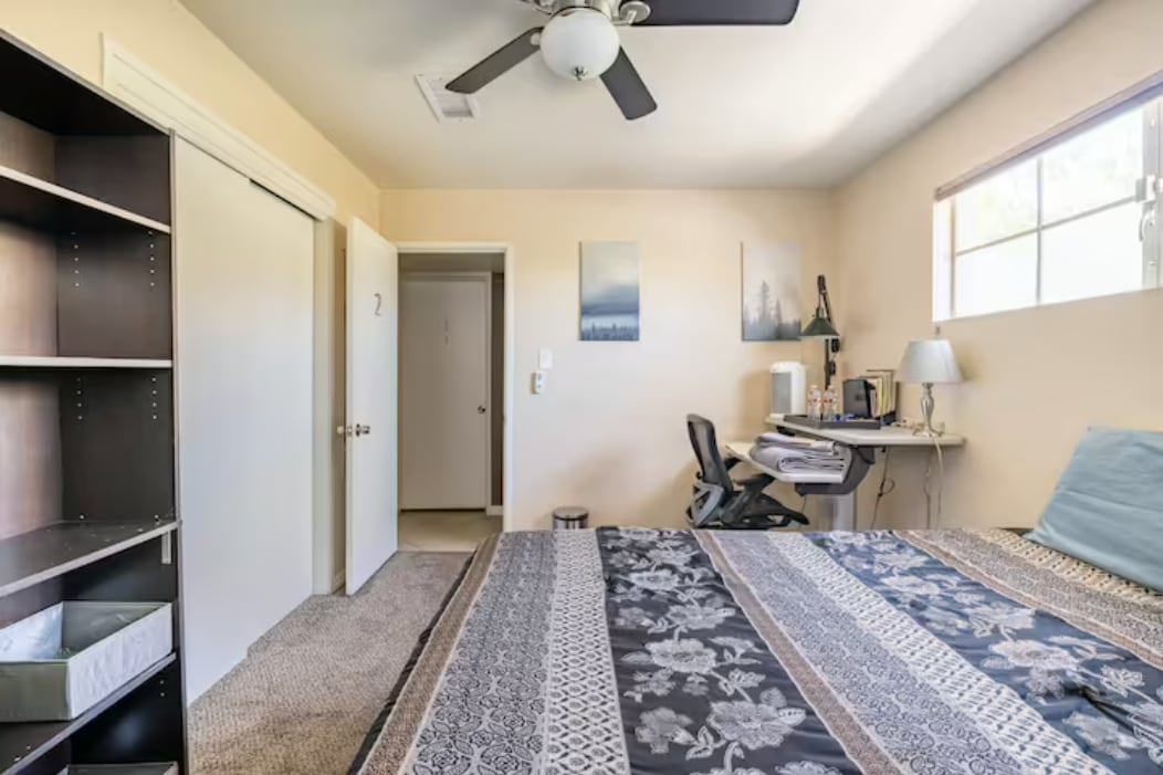 Vaša vlastná izba pre hostí a pracovný priestor čakajú...vrátane individuálneho kľúča pre každú izbu.
(súkromný priestor)