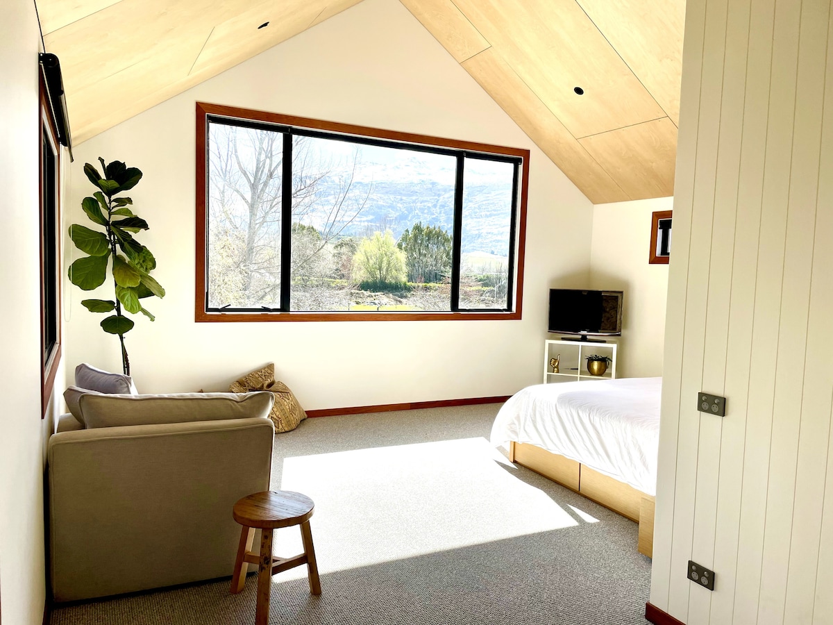 主卧室，可俯瞰Coronet Peak的超大景观-面向北方，因此全天阳光明媚。 