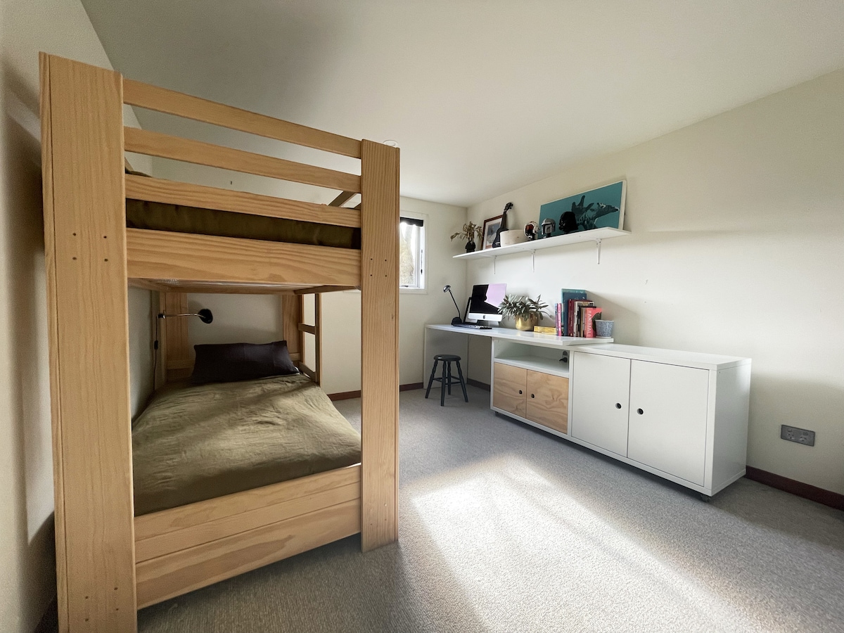 提供儿童双层床房和苹果iMac。
床单和羽绒被。遮光百叶窗。