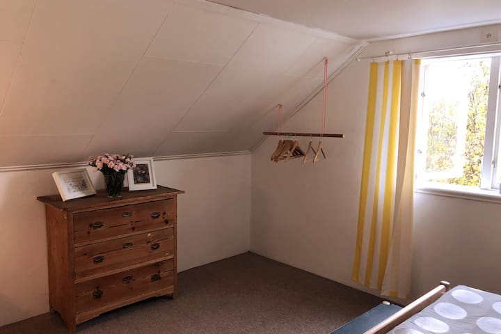 Dormitorio 1 casa principal (2 camas)