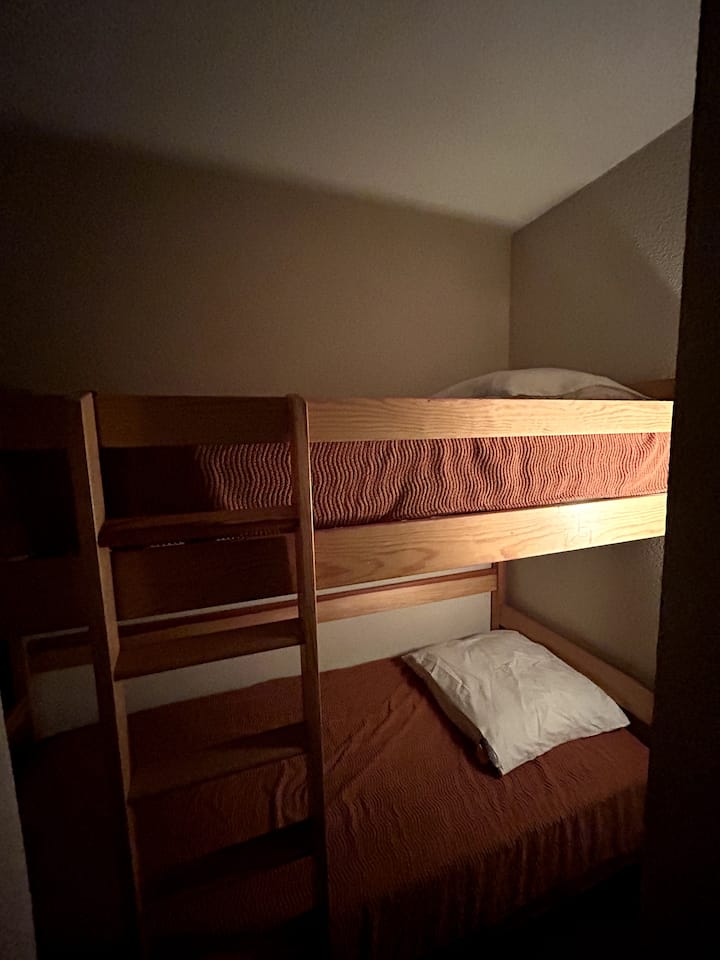 Პატარა საძინებელი ორსართულიანი საწოლით შესასვლელში.
