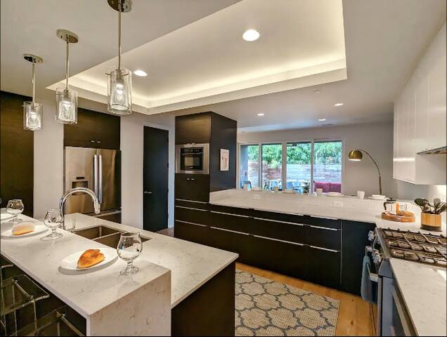 Huge Home with King Beds in Prime Spot with Views! gallery image 4