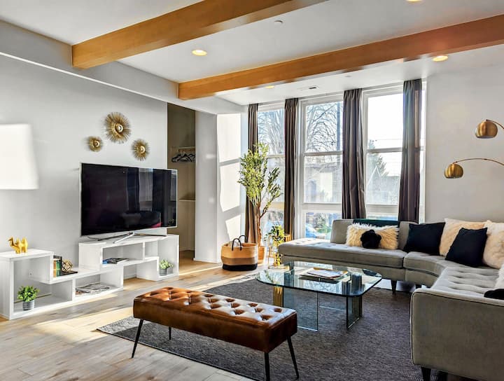 Huge Home | King Beds | Walkable | Roofdeck Views!