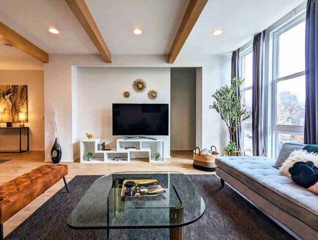 Huge Home with King Beds in Prime Spot with Views! gallery image 5