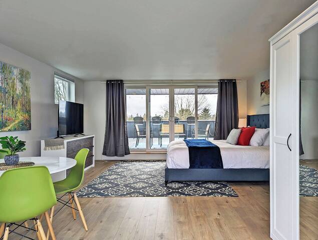 Huge Home with King Beds in Prime Spot with Views! gallery image 3