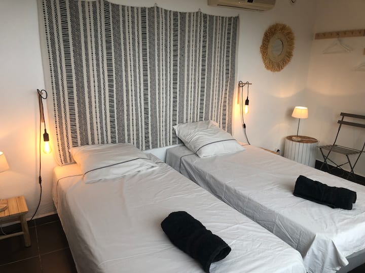 附楼的卧室。90有2张单人床， 180有双人床（应要求提供）