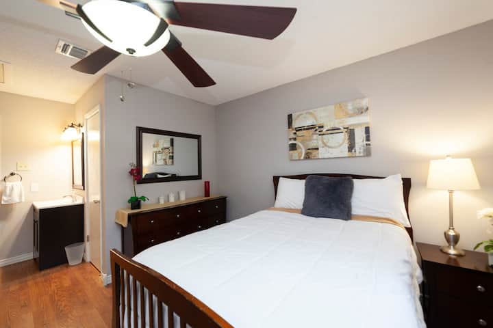 Спална соба за гости со кревет во целосна големина, двоен кревет, 32-инчен телевизор и бања со тоалет и туш