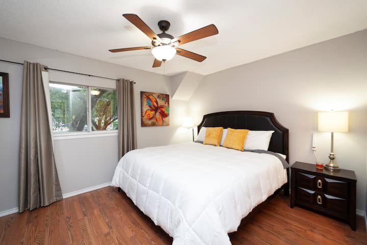 Главна спална соба со брачен кревет (широк 180-220 см)