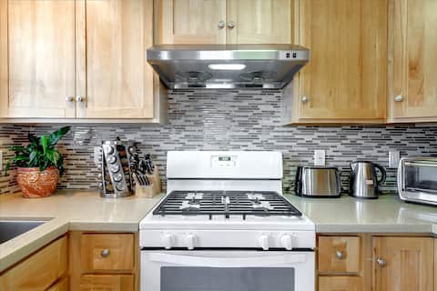 Top Airbnb: JadeHome -- Townhome style in Alameda