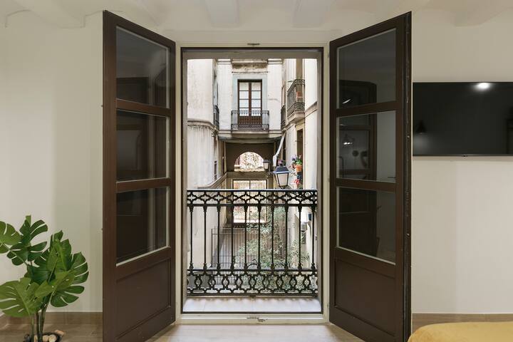 Spacious and centrally apartment – Las Ramblas – gallery image 3