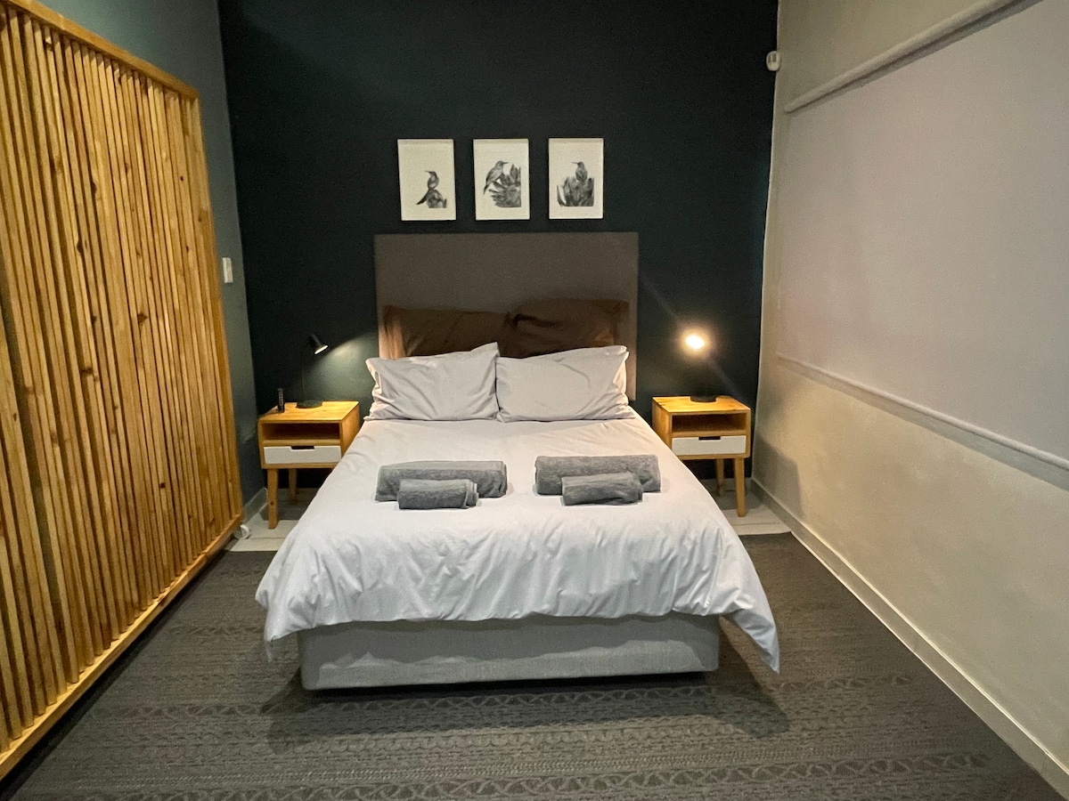 Flatlet (chambre 5) avec lit double avec stores occultants ainsi que nos stores pare-soleil.