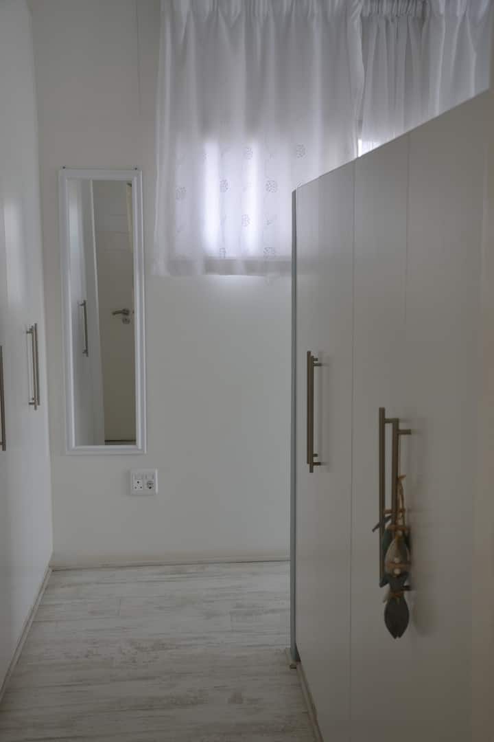 1. spavaća soba s ormarićima i ogledalom 