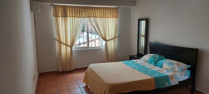 חדר שינה ראשי עם חדר רחצה צמוד