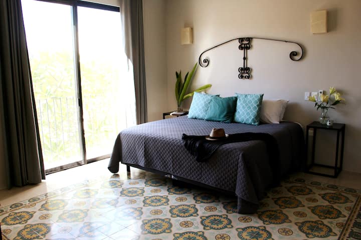 Dhoma e gjumit #3 (master) me ballkon me pamje nga pishina