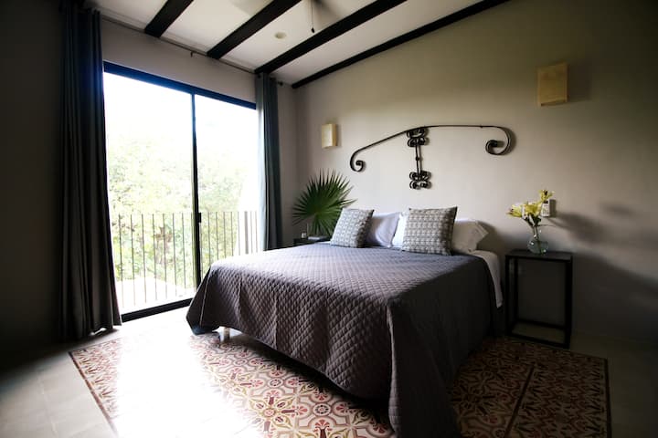 Dhomë gjumi #5 me ballkon me pamje nga kopshti dhe pemët frutore