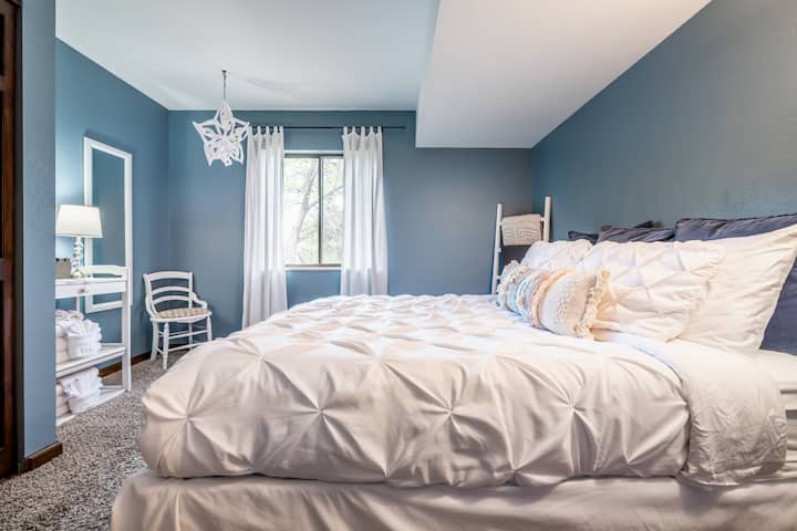 ห้องนอนผู้เข้าพักชั้นบนมีเตียงขนาดใหญ่ที่สะดวกสบายสุดๆพร้อมที่เก็บของในตัวและพื้นที่ตู้เสื้อผ้ามากมาย