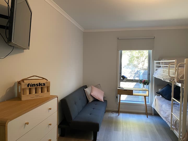 Chumba cha Nne cha kulala ni kizuri kwa watoto walio na vitanda viwili, kitanda kidogo, kochi na televisheni 