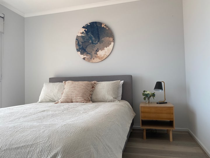 Chumba bora cha kulala chenye ufikiaji wa sitaha na bafu.  Chumba cha kulala cha Master kina mandhari ya ajabu ya bahari, kioo kirefu, chumba cha kulala na kilichojengwa ndani na televisheni 