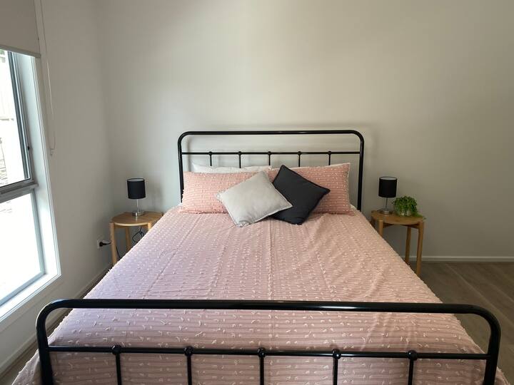 Chumba cha kulala cha Pili kilicho na ufikiaji wa chumba, kioo kirefu, kilichojengwa katika koti na kiti cha mkono