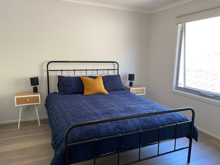 Chumba cha tatu cha kulala kilicho na kioo kirefu na vitambaa vilivyojengwa ndani