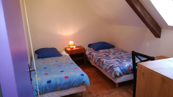 Bedroom 2 single beds 2nd floor 