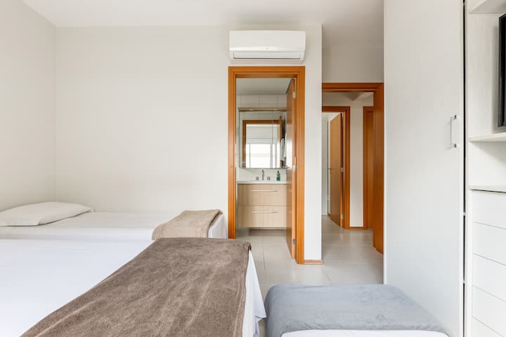 套房配有雙人床和最多兩張單人床，並配有空調