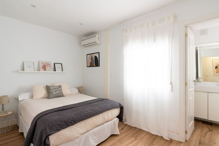 Chumba kina bafu jumuishi, linalotoa starehe na faragha ya ziada kwa wageni.