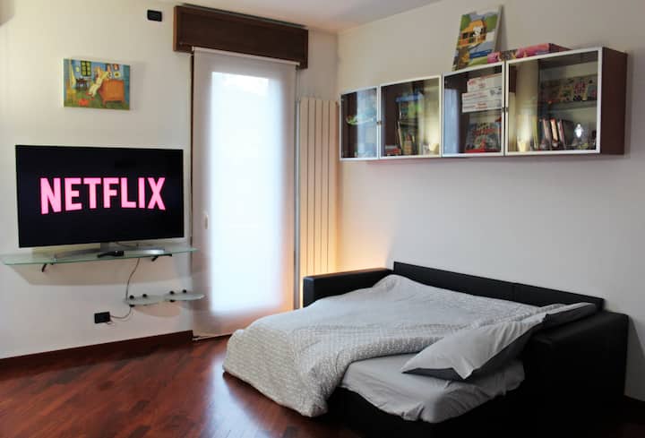 Slaapbank en speelgoed voor kinderen

