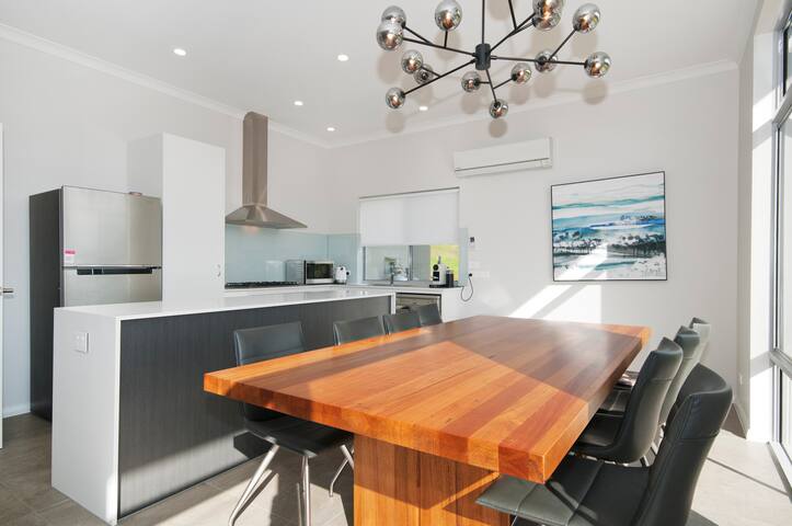 Peaceful Ridge Retreat – New Executive Residence gallery image 4