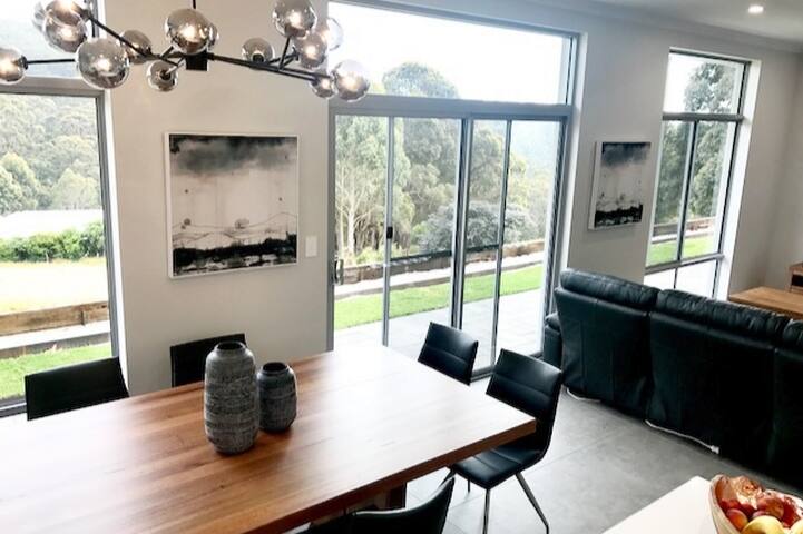 Peaceful Ridge Retreat – New Executive Residence gallery image 3