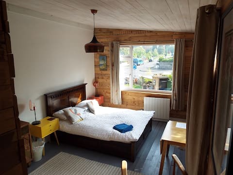 Bright, Self Contained, En-suite, Private Access