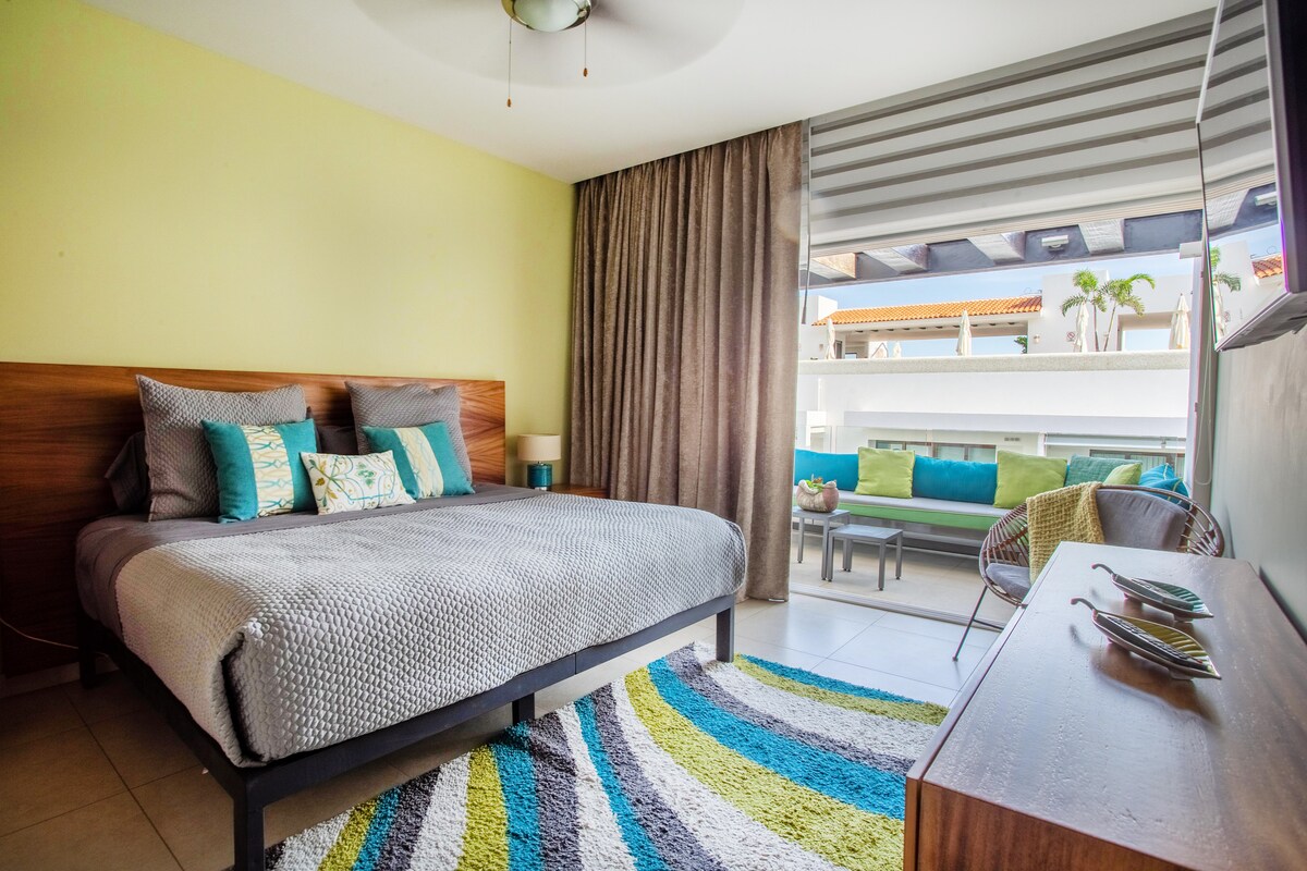 主卧配备加大双人床、智能电视和套内卫生间