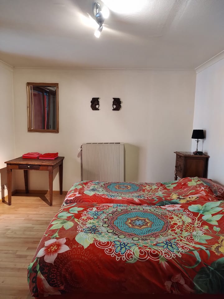 Dormitorio 2 en la planta baja con ventanal hacia el patio