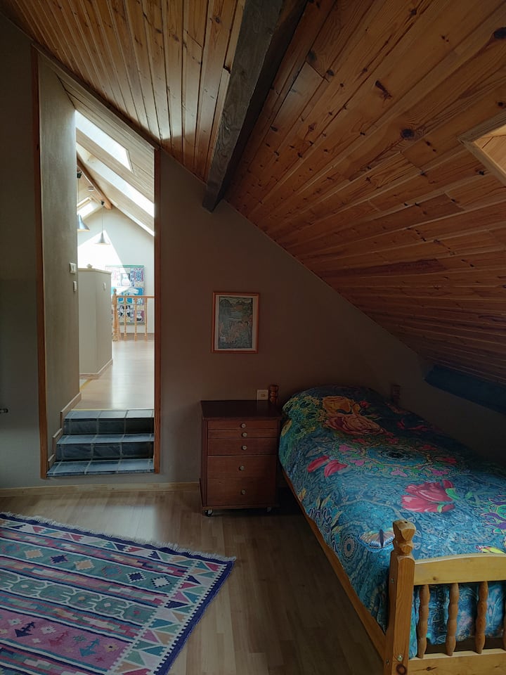 Habitación 4 contigua a habitación 3 con 3 camas para una persona (habitación para niños y habitación para padres al lado)