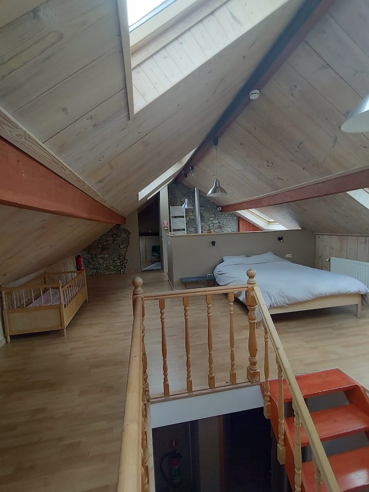 Habitación con cama de matrimonio en el segundo piso, encima del comedor con baño en suite y habitación contigua con 3 camas de una persona. Ideal para familias