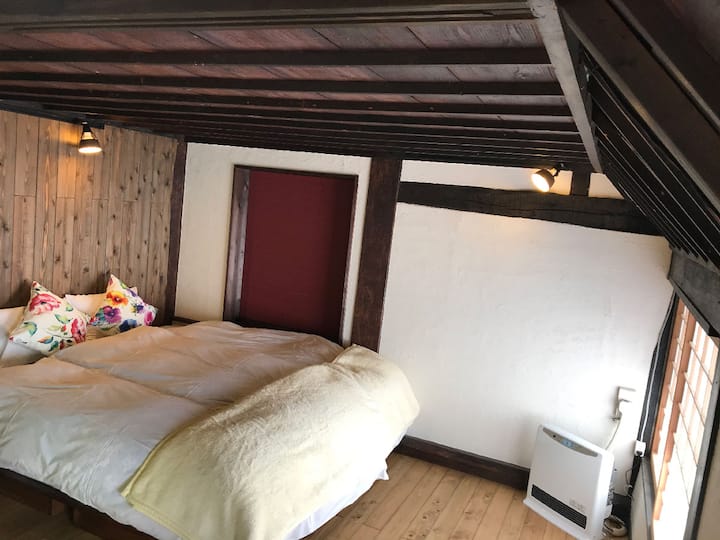 2階のベットルーム（6.5畳）。ベットを撤去して、テーブルとワークチェアを設置し「仕事部屋」にできます。テーブル＆ワークチェアや27インチモニタ、キーボード等も貸出あり。/キングサイズベッドまたはツインベッドのオプションでご利用いただけます。 または、こちらのお部屋のベッドを取り外し、テーブルと椅子を設置して「ワークルーム」にすることもできます。