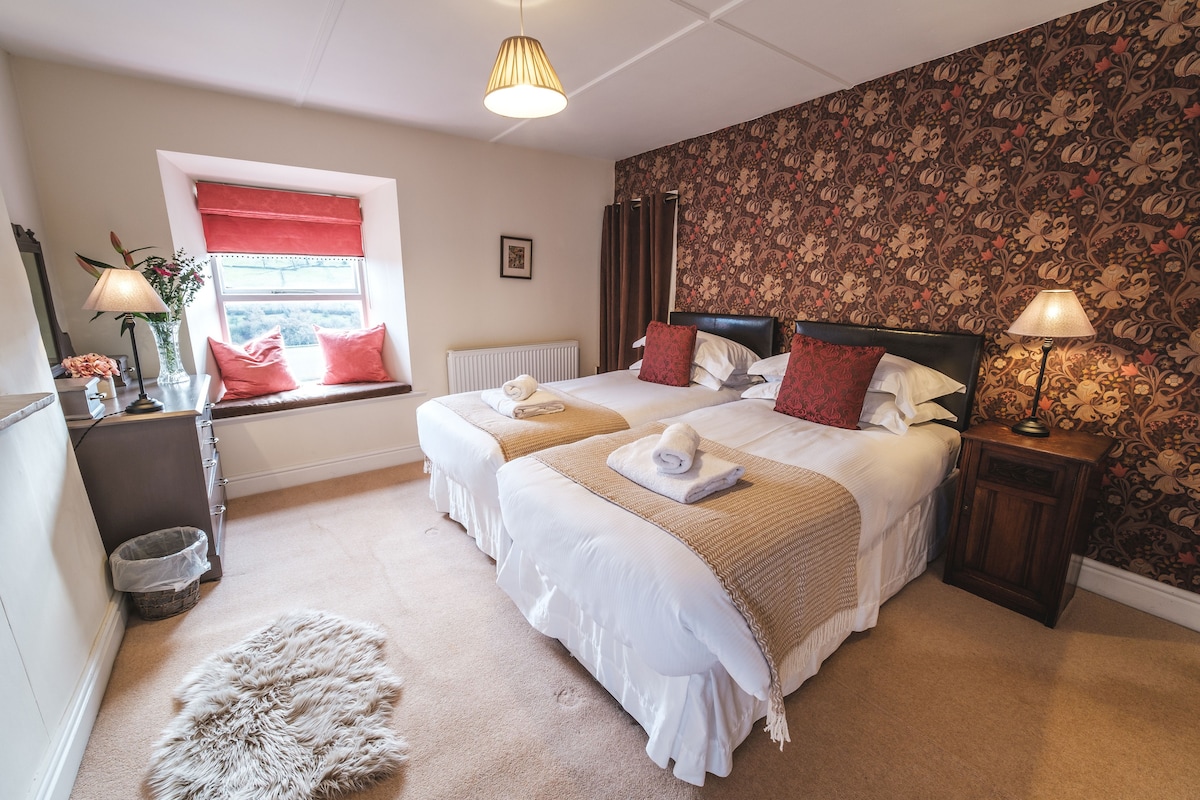 ห้องนอนที่ 5 เป็นห้องเตียงคู่หรือเตียงคิงไซส์