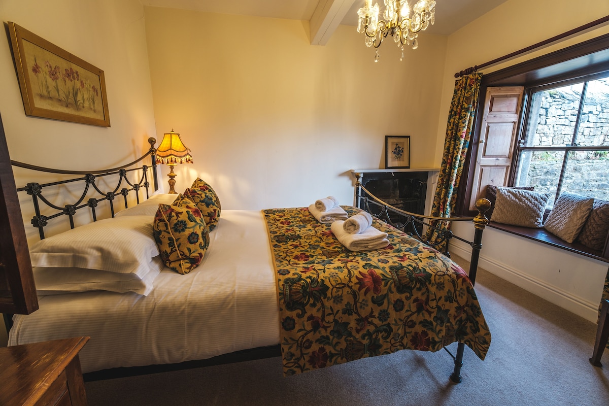 ห้องนอน 4 มีเตียงคู่ขนาดคิงไซส์ 