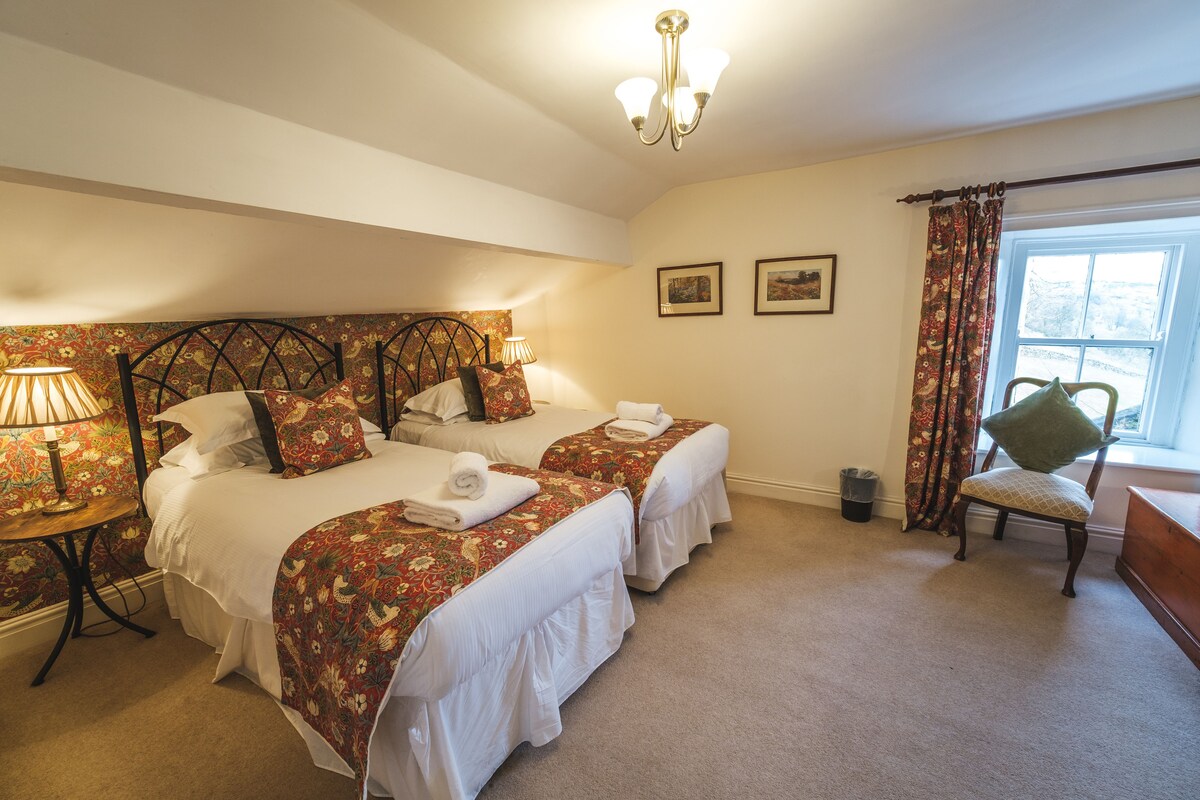 ห้อง 6 บนชั้น 2 อาจเป็นเตียงเดี่ยวคู่หรือเตียงคู่ขนาดซูเปอร์คิงไซส์