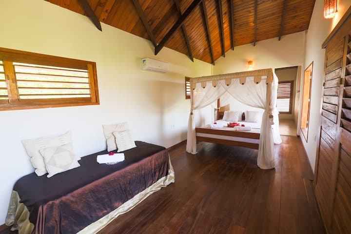 סוויטת הורים עם חדר רחצה למעלה