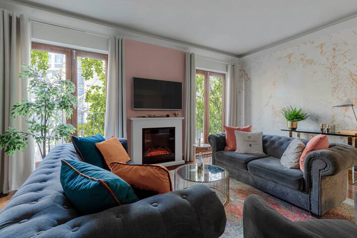 WestEnd Award Winning Massive Absolute Family Home gallery image 5