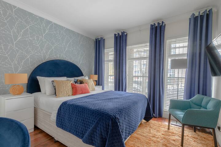 WestEnd Award Winning Massive Absolute Family Home gallery image 2