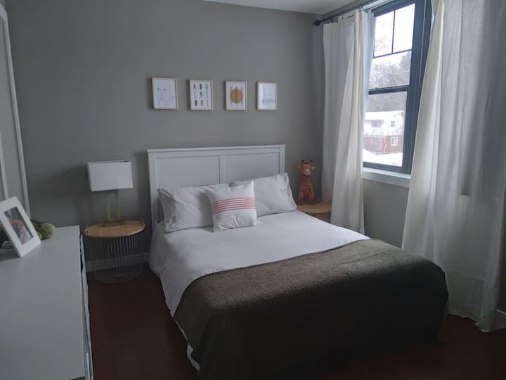 Dormitorio de invitados, cama de tamaño completo