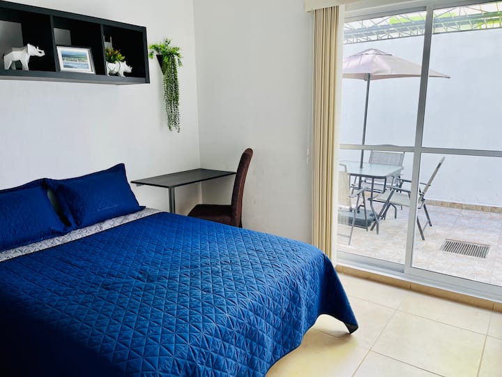 Оваа спална соба има директна врска со дворот и сопствено биро за приватна работа.