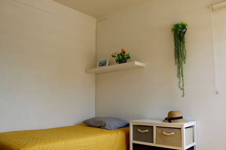 Соба наменета за малите, со два двокреветни кревета за да можат тивко да се одморат.