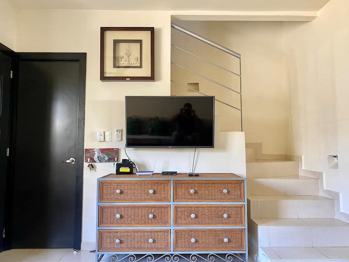 Smart-TV und Tür mit einem halben Badezimmer 

Smart-TV & halbe Badezimmertür