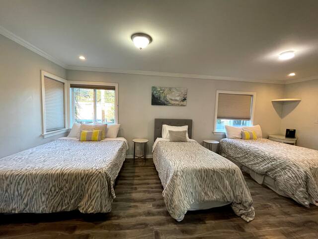 Large Home 7 bedrooms 4 baths 13 beds sleeps 21+ gallery image 5