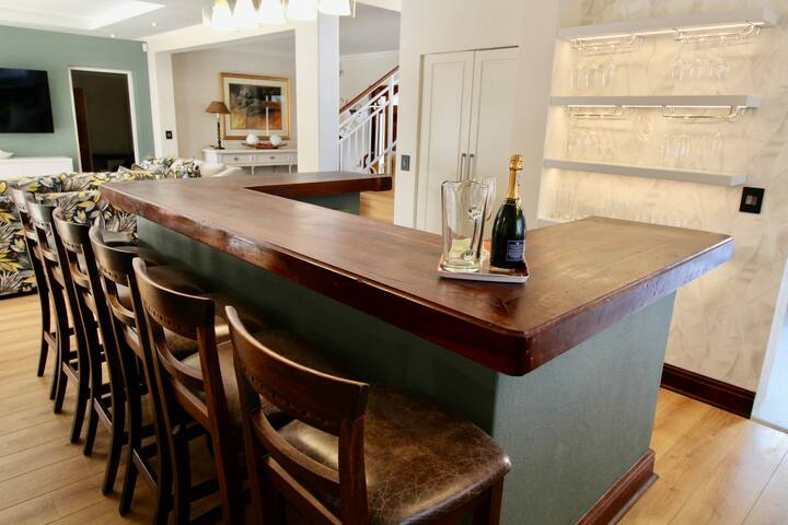 Camps Bay Luxury Villa walk to beach in 2 mins. gallery image 5